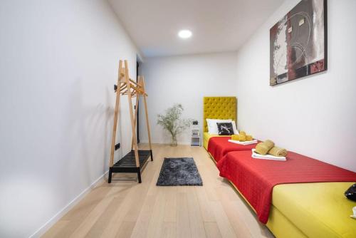 1 Schlafzimmer mit 2 Betten in Rot und Gelb in der Unterkunft Walking distance old town 120m2,garden,view,garage in Dubrovnik