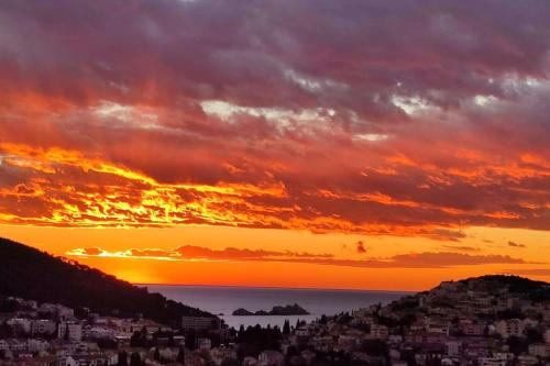 Galeriebild der Unterkunft Walking distance old town 120m2,garden,view,garage in Dubrovnik