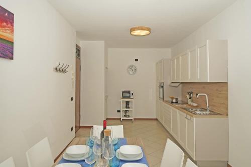 una cucina con tavolo e sedie in una stanza di Appartamento Chiaretto - Gardagate a Moniga