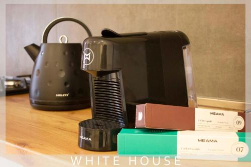 Příslušenství pro přípravu čaje a kávy v ubytování White House