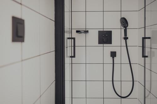 a shower with a shower head in a bathroom at Cabane Urbaine 1 - centre in Namur