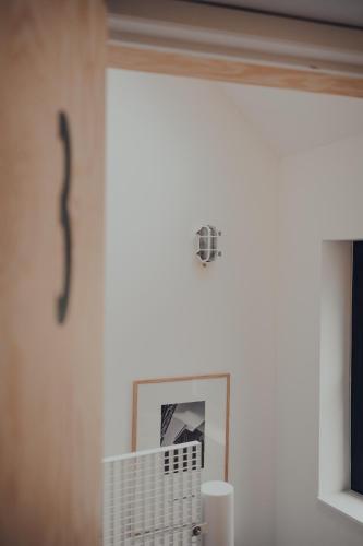 a room with a window with a white radiator at Cabane Urbaine 1 - centre in Namur