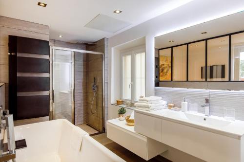 La salle de bains est pourvue d'une baignoire, d'un lavabo et d'une douche. dans l'établissement GinabelaYourHostHelper, à Saint-Tropez