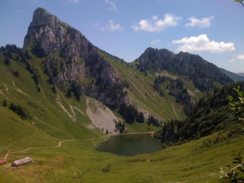 a mountain with a lake in the middle of a valley at LATITUDE 47 in Châtel