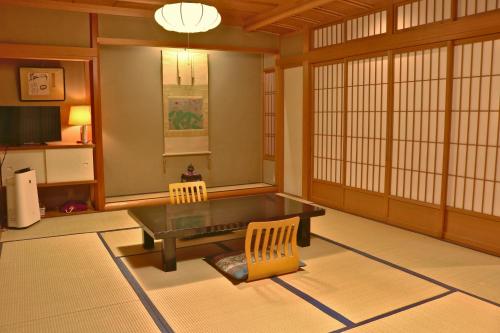 TV a/nebo společenská místnost v ubytování Tsutaya Ryokan