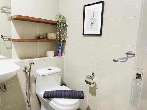 Et badeværelse på High Floor studio Austin Regency Mount Austin w Balcony 3 plus 1pax 5 mins AEON