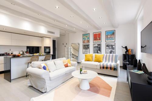 - un salon avec deux canapés blancs et une table dans l'établissement GinabelaYourHostHelper, à Saint-Tropez