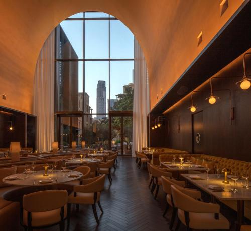 En restaurant eller et andet spisested på The Dubai EDITION