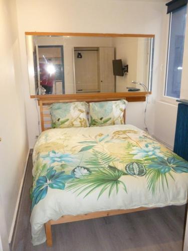 Posteľ alebo postele v izbe v ubytovaní Gentlemen appartement au premier étage à 50 metres de la mer