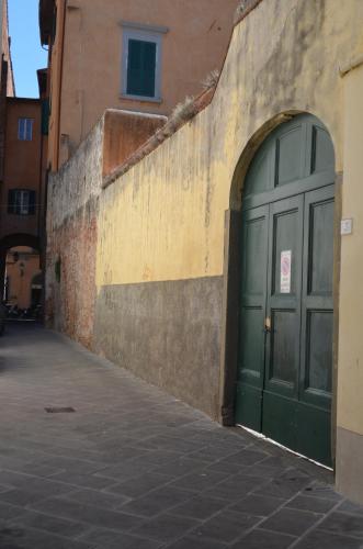 a green door on the side of a building at Casa per ferie religiosa Figlie di Nazareth in Pisa