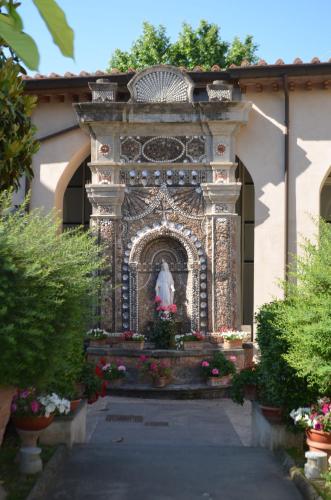 a stone archway with a statue in a building at Casa per ferie religiosa Figlie di Nazareth in Pisa