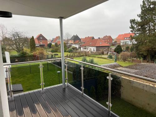 uma varanda com vista para um quintal com casas em Dill Apartments Stederdorf em Peine