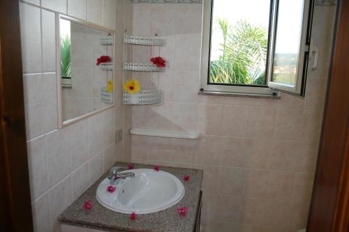 un baño con lavabo y espejo en Residenza Stefanelli, en Tropea