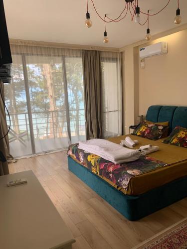 um quarto com uma cama, um sofá e janelas em Mana-Mana em Grigoleti