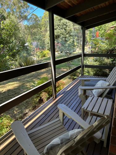 Balkón nebo terasa v ubytování Two Mountains Lodge - Modern Alpine Retreat with Spa - 3mins to Mt Buller
