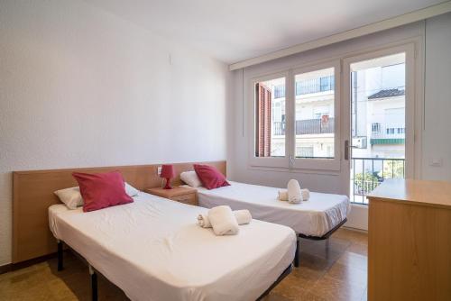 A bed or beds in a room at Canet beach 2