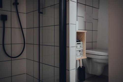 La salle de bains est pourvue d'une douche et de toilettes. dans l'établissement Cabane Urbaine 2 - centre, à Namur