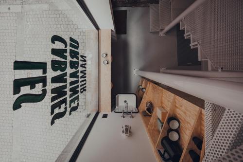 a kitchen with a counter and a sink in a room at Cabane Urbaine 2 - centre in Namur