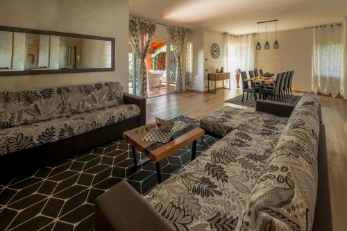 ein Wohnzimmer mit einem Sofa und einem Tisch in der Unterkunft Villa Tullia in Padenghe sul Garda