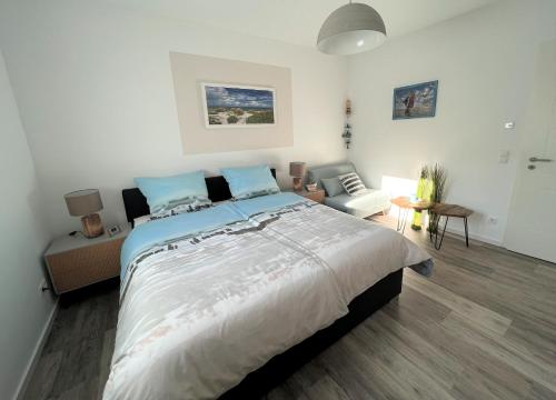 ein Schlafzimmer mit einem großen Bett und ein Wohnzimmer in der Unterkunft Ferienwohnung Dünenhopser in Rostock