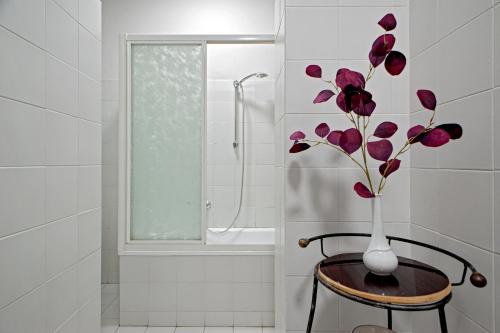 Koupelna v ubytování The Journalist House by Pleiades Home