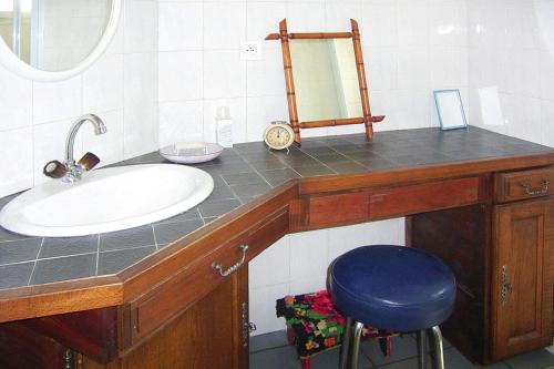 uma casa de banho com um lavatório e um espelho em Holiday Home Piriac-sur-Mer - NAT01027-F em Piriac-sur-Mer