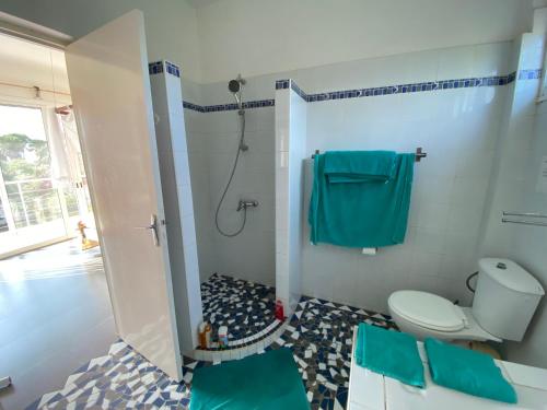 Ένα μπάνιο στο Villa avec piscine entre plage et Siné Saloum