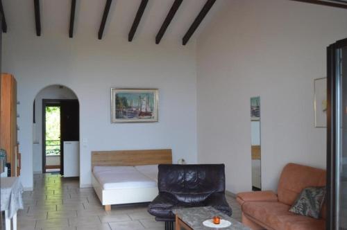 a living room with a couch and a bed at Residenza Viramonte, Casa Daniela, Appartement 37 in Vira