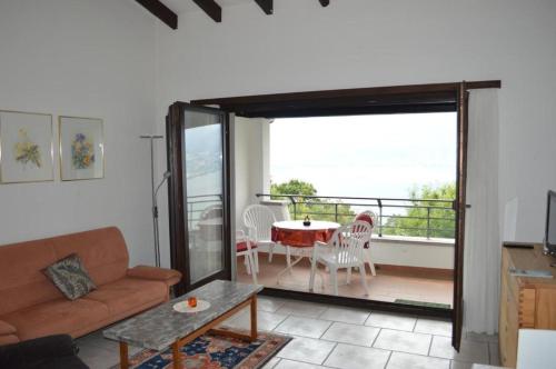 a living room with a couch and a table at Residenza Viramonte, Casa Daniela, Appartement 37 in Vira