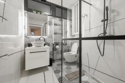 uma casa de banho branca com um WC e um lavatório em Noble park em Zagreb