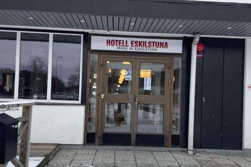 une entrée à l'hôpital avec un panneau au-dessus des portes dans l'établissement Hotell Eskilstuna, à Eskilstuna