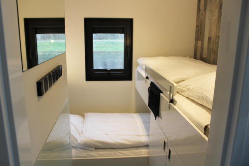 una camera con due letti e una finestra di HB 5 - Hausboot Bad Bederkesa a Bad Bederkesa