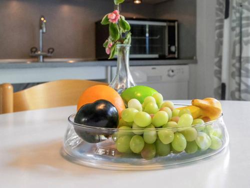 - un bol de fruits sur une table avec un vase dans l'établissement Very Nice villa in Rødby, à Rødby