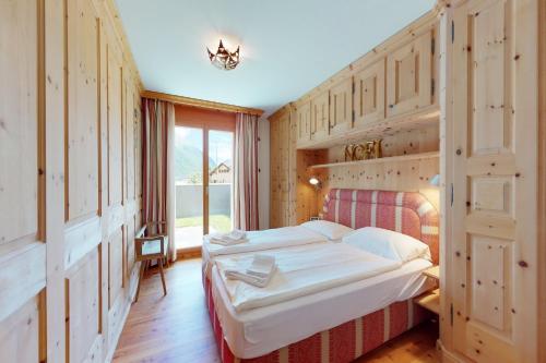 Un pat sau paturi într-o cameră la Apartment Sur Puoz 1A