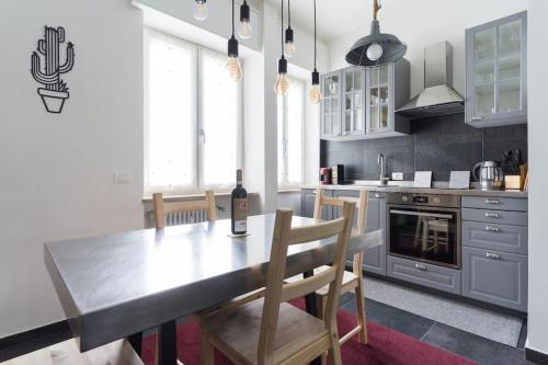 une cuisine avec une table avec une bouteille de vin dans l'établissement CASA CATTARINETTI - VERONA FIERA, à Vérone