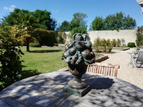 a statue of a bunch of fruit on a table at Victoria Arromanches B&B in Tracy-sur-Mer