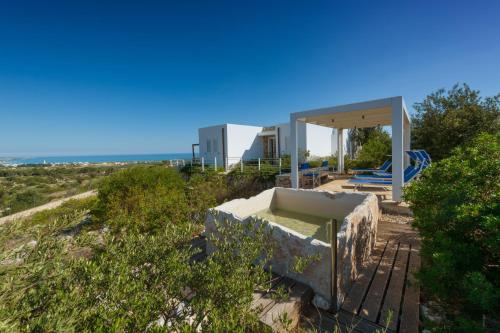 マリーナ・ディ・ペスコルーゼにあるDeluxe Pescoluse Holiday Homesの隣のビーチベッド