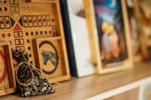 a toy chicken sitting on a shelf next to books at Le Vallon d'Armandine, gîte écologique Auvergne in Saint-Hilaire
