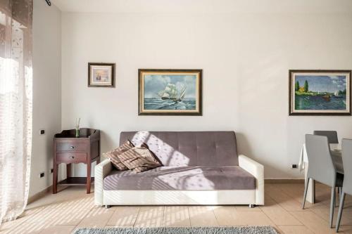 a living room with a couch and a table at Dimoras Bellissimo Appartamento Centrocittà in Olbia