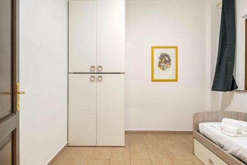 a bedroom with a white closet and a bed at Dimoras Bellissimo Appartamento Centrocittà in Olbia