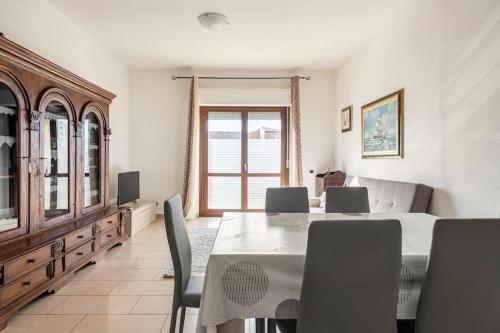 a dining room with a table and chairs and a bed at Dimoras Bellissimo Appartamento Centrocittà in Olbia