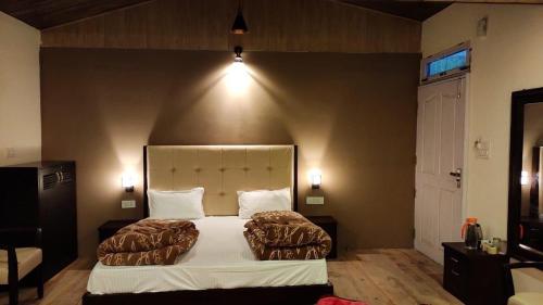 The Tangerine في Harsil: غرفة نوم بسرير كبير في غرفة