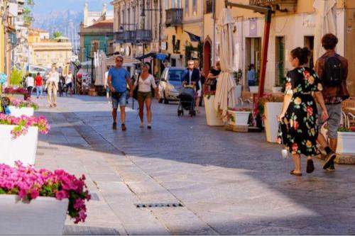 a group of people walking down a city street at Dimoras Bellissimo Appartamento Centrocittà in Olbia