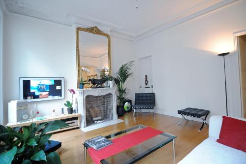 Gallery image of Champs Elysees Homestay - AIR CONDITIONING in Paris