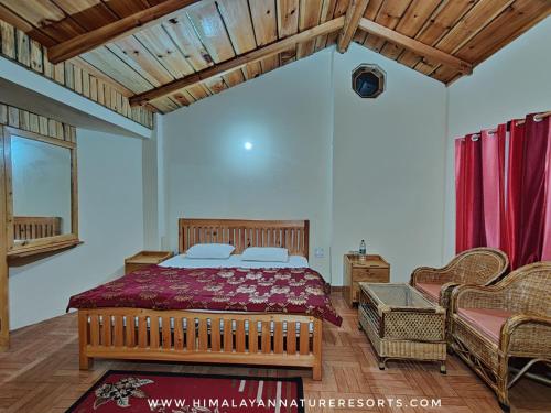 een slaapkamer met een bed en 2 rieten stoelen bij Misty Heaven in Harsil