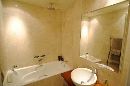 Champs Elysees Homestay - AIR CONDITIONING