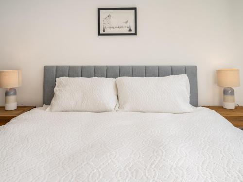 Cama o camas de una habitación en Pass the Keys Stylish Cosy 3Bed Family Friendly Home in Hatfield