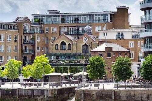a large building with tables and umbrellas in front of it at Cosy studio flat, great location! in London