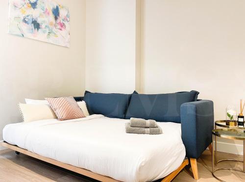 A seating area at Cozy apartment with parking in the center by REMS