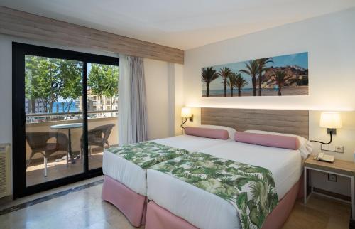 - une chambre avec un grand lit et un balcon dans l'établissement The Agir Springs Hotel by Medplaya, à Benidorm